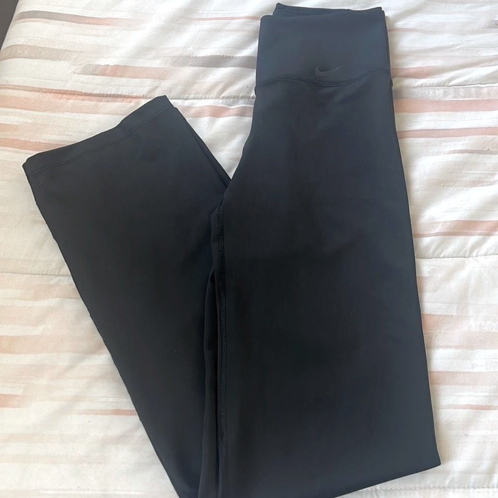 Black Nike yoga pants